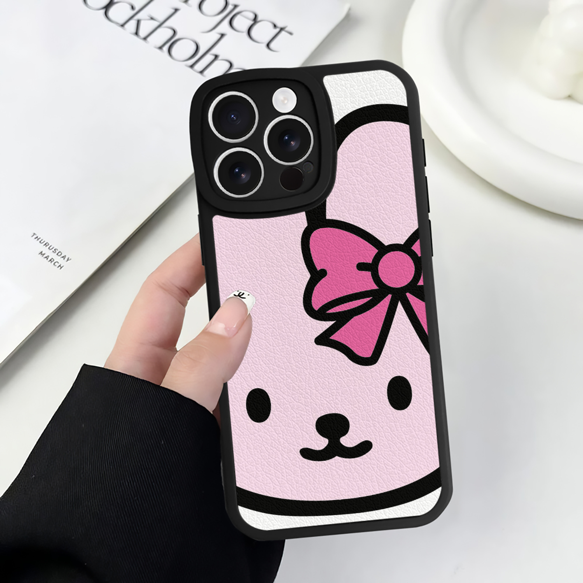 （画像用） Hello Kitty ハローキティ 【iPhone 16シリーズ対応】シリコンスマホケース（レザー調） 材質：シリコン